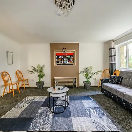 *c.sani* Setup For Your Relaxed & Amazing + Free Parking + Free Fast Wifi * بيت للعطل ليدز