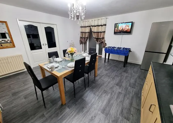 *c.sani* Setup For Your Relaxed & Amazing + Free Parking + Free Fast Wifi * * ليدز