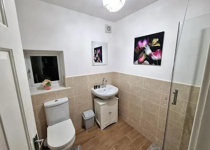 *c.sani* Setup For Your Relaxed & Amazing + Free Parking + Free Fast Wifi * بيت للعطل ليدز