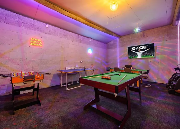 *c.sani* Setup For Your Relaxed & Amazing + Free Parking + Free Fast Wifi * بيت للعطل ليدز